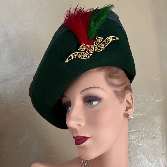 FESTIVE 1940\'s GREEN FELT  FEDORA WITH GROSGRAIN EDGING , BROOCH & FEATHERS main image 6